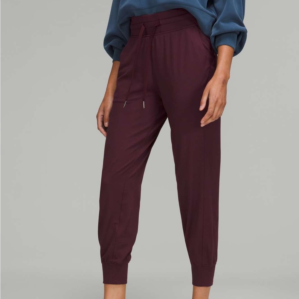 Lululemon On the Fly Jogger Pant *Woven Cassis Size 4 Small EUC Lounge wear - Picture 2 of 10